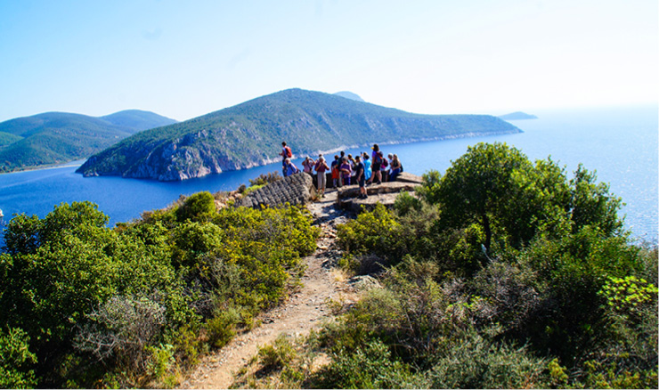 Ausblick aufs Meer während einer Pause einer Wanderung auf Chalkidiki