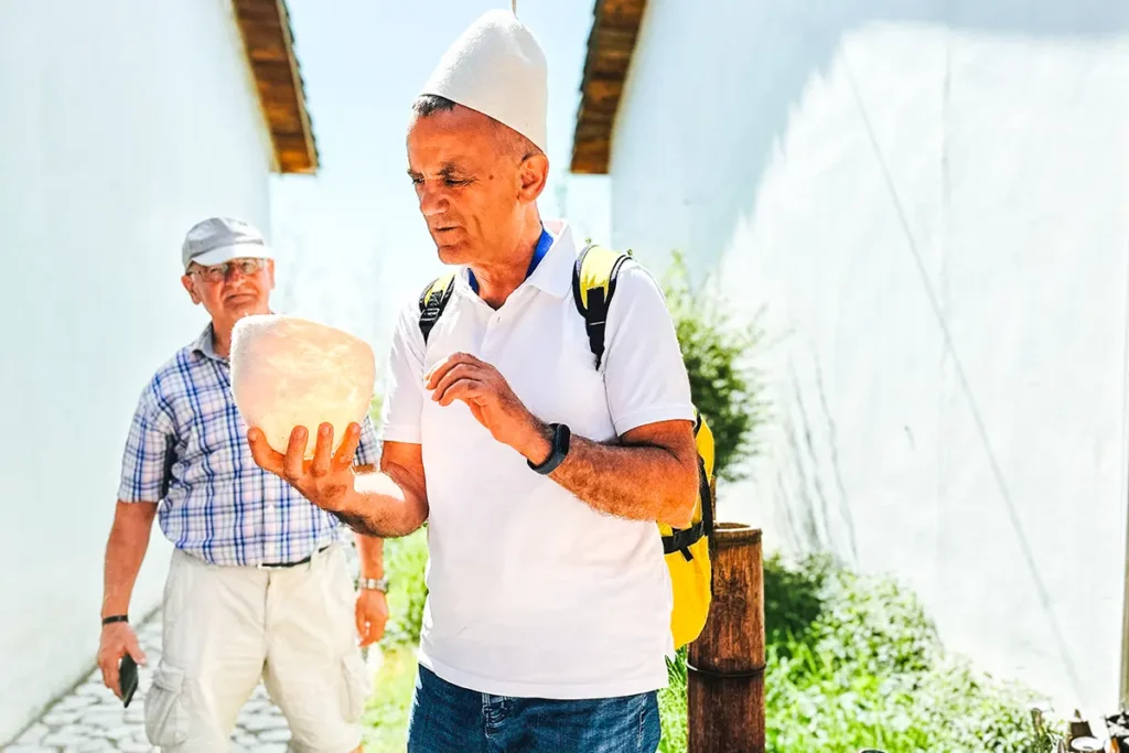 Albanischer Reiseleiter mit typisch albanischem Filzhut