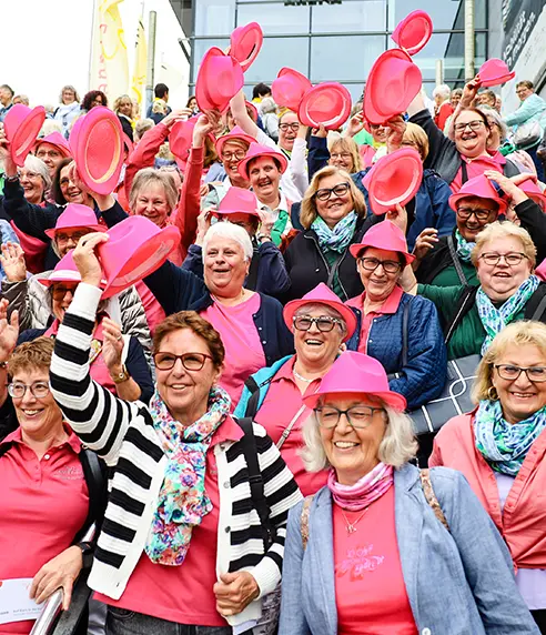 LandFrauen mit pinken Hüten winken fröhlich vor der Wunderino Arena in Kiel
