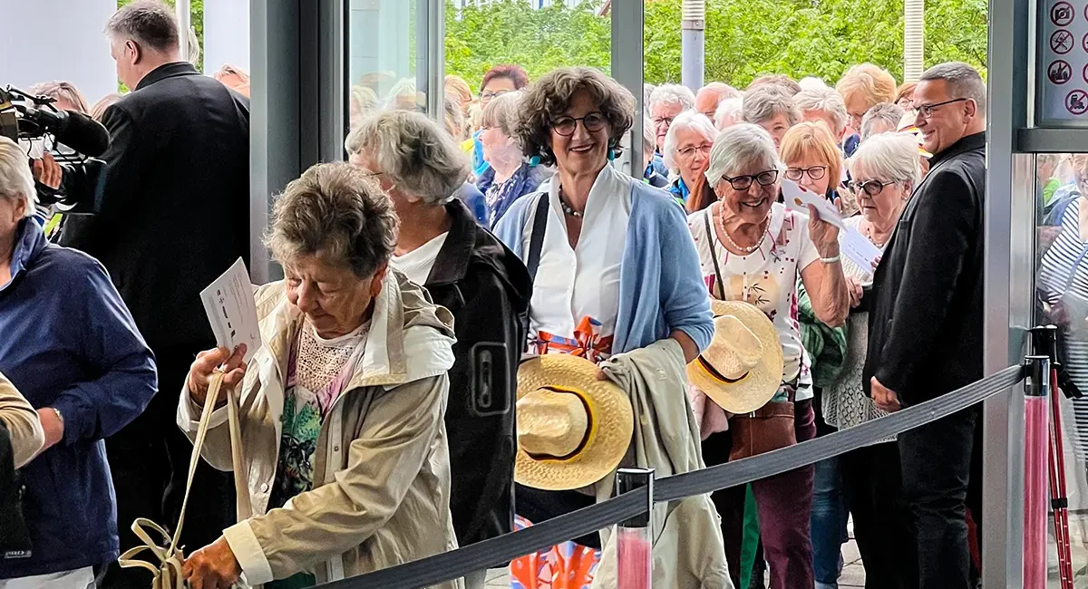 Glückliche LandFrauen beim Einlass zum Deutschen LandFrauenTag 2024 in der Wunderino Arena in Kiel