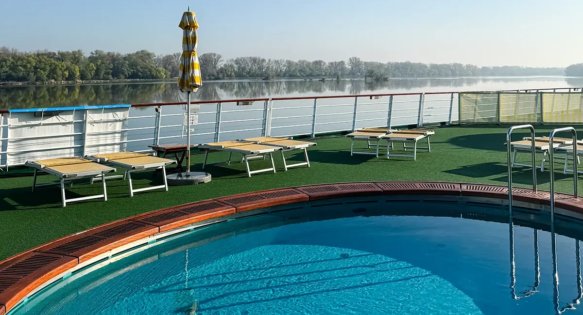 Pool auf dem Sonnendeck des Flusskreuzfahrtschiffs A-ROSA Bella auf der Donau