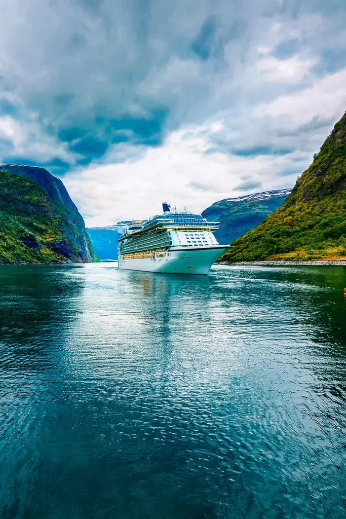 Kreuzfahrt Gruppenreise Kreuzfahrtschiff in den grünen Fjorden von Norwegen