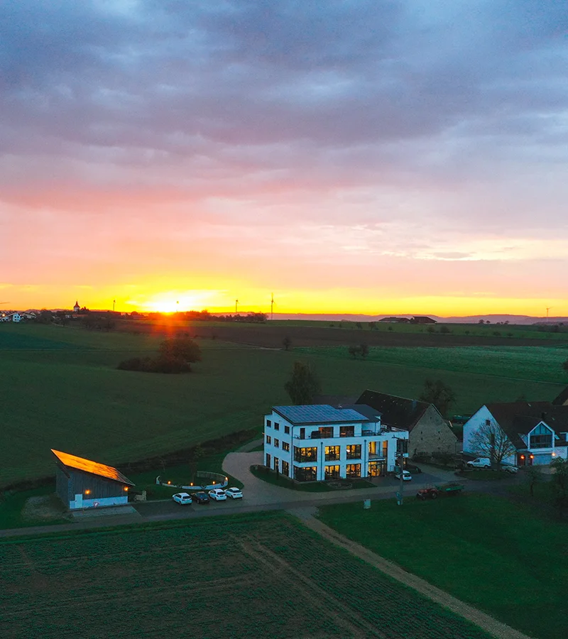 Unser Büro in Windisch-Bockenfeld mitten in der Natur bei Sonnenaufgang