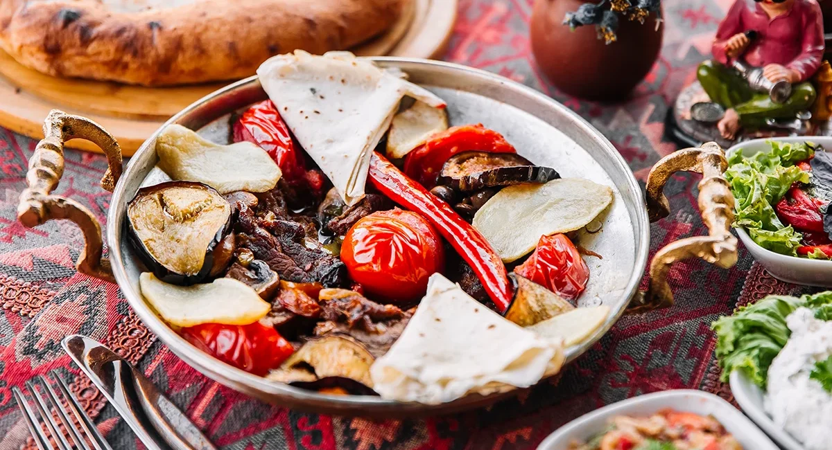 Ein klassisches bosnisches Gericht, Fleisch-Eintopf mit verschiedenem Gemüse und Fladenbrot