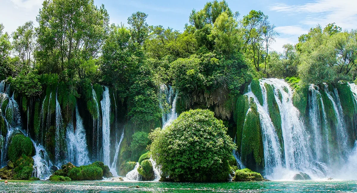 Die Kravica-Wasserfälle befinden sich beim Dorf Studenci in Bosnien und Herzegowina.