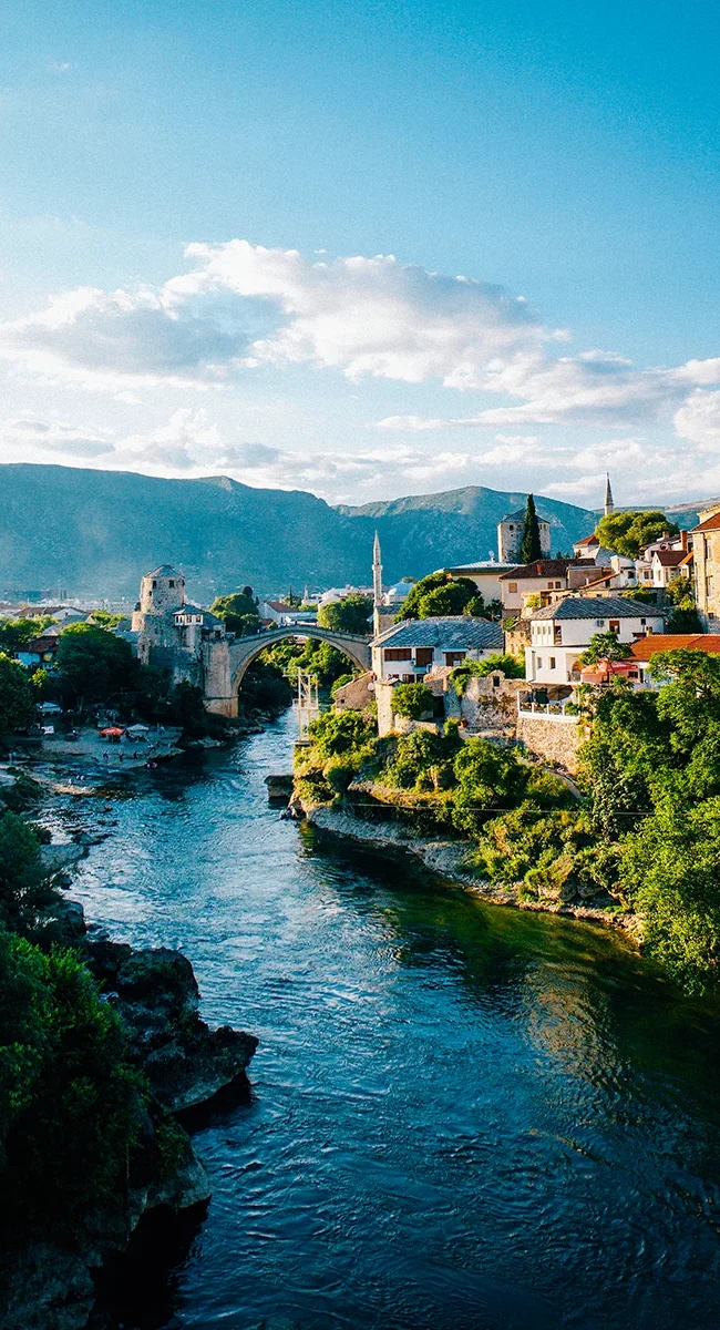 Steinernen Brücke im Bergdorf Mostar in Bosnien und Herzegowina