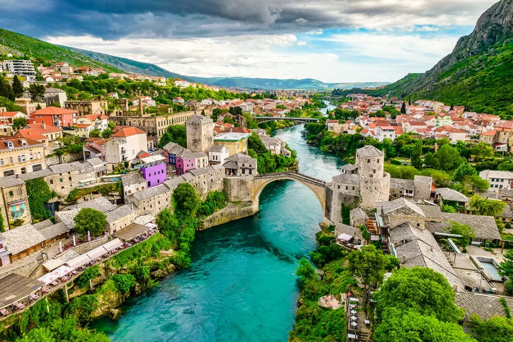 Luftaufnahme der steinernen Brücke im Bergdorf Mostar in Bosnien und Herzegowina
