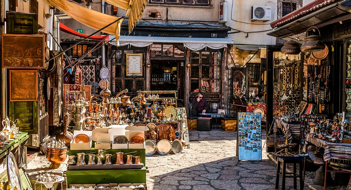 Gasse mit verschiedenen Läden in der Hauptstadt Sarajevo in Bosnien und Herzegowina