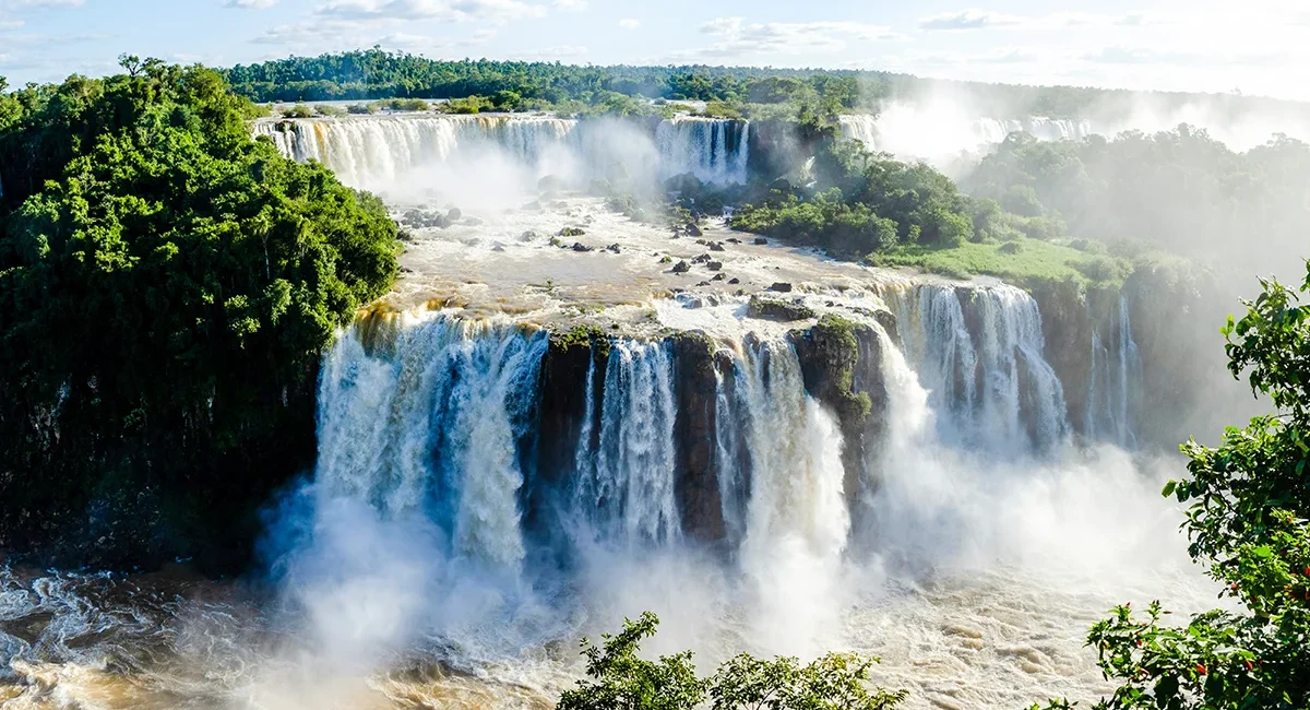 Die Iguazú-Wasserfälle an der Grenze zwischen Brasilien und Argentinien