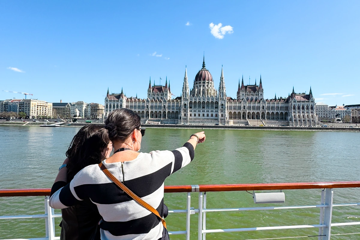 Gruppenreise Einfahrt nach Budapest bei Flusskreuzfahrt auf der Donau mit Blick auf das Parlament