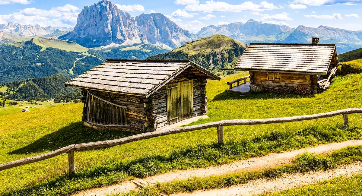 Hölzerne Berghütten in Österreich mit schönem Panoramablick auf die umliegenden Berge