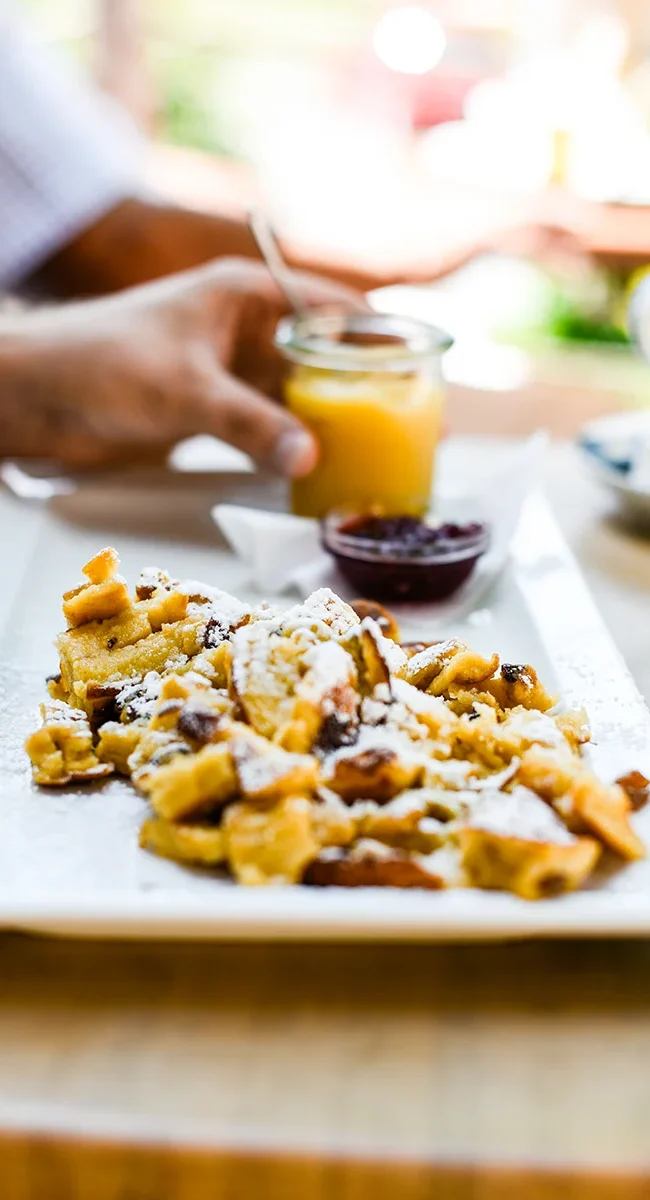 Ein Teller mit Kaiserschmarrn, einer der beliebtesten Süßspeisen aus Österreich