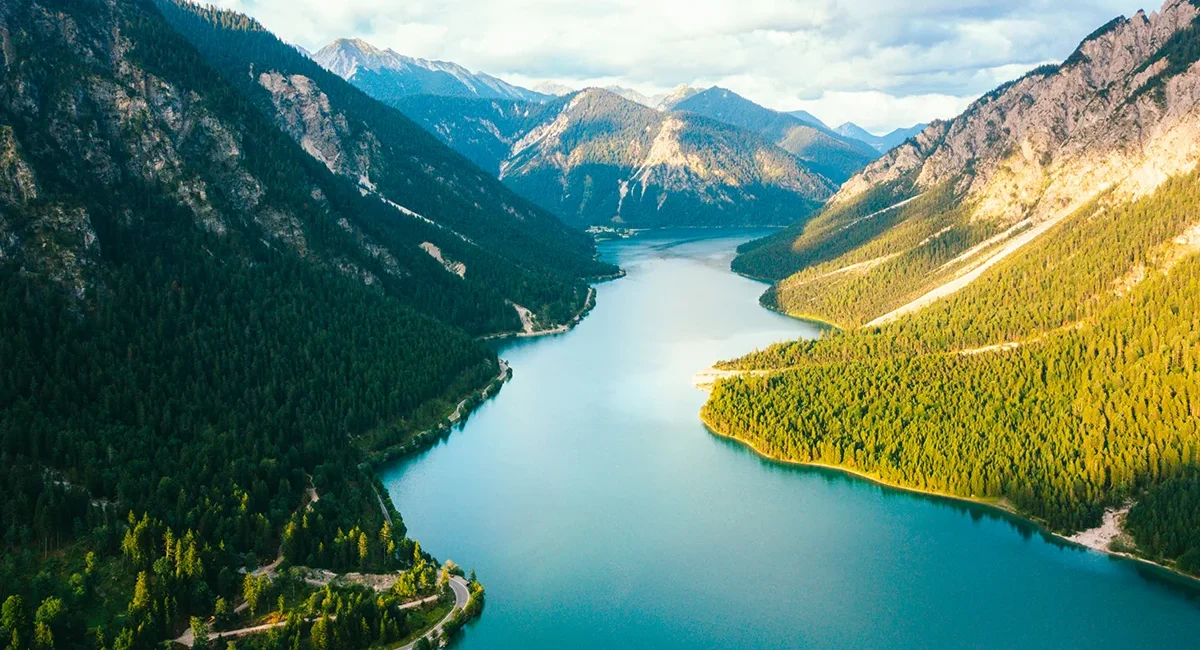 Blick von einem Aussichtspunkt auf den Plansee in Österreich
