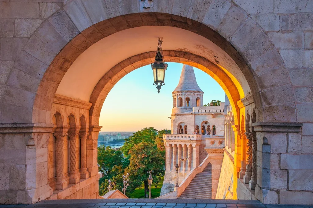 Der Blick durch ein Tor der Fischerbastei hinüber zu einem der Türme und weiter über Budapest.