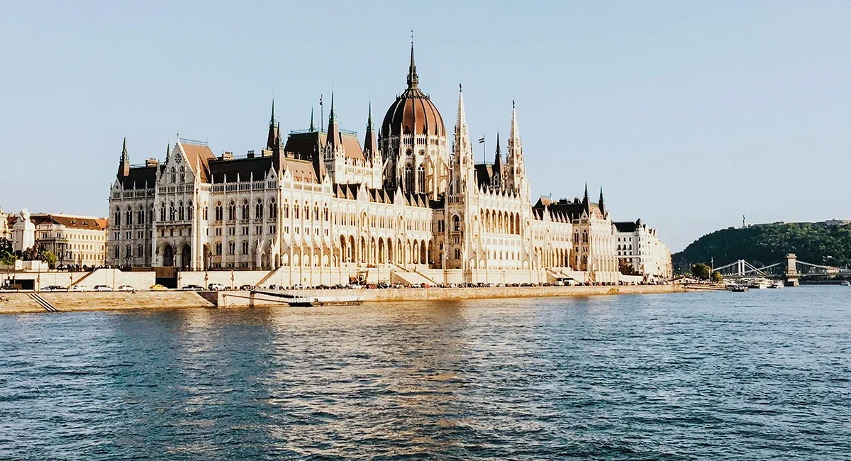 Das ungarische Parlamentsgebäude in Budapest am Ufer der Donau in der Mittagssonne.