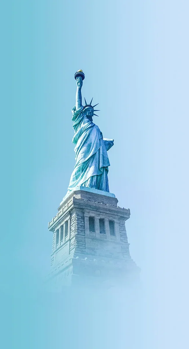 Die Freiheitsstatue in New York im leichten Nebel.