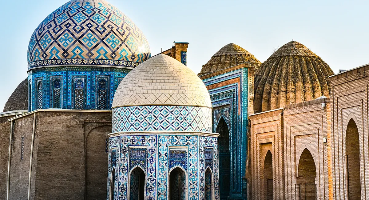 Historische Bauwerke mit gemusterten blauen Mosaikfassaden in Usbekistan.