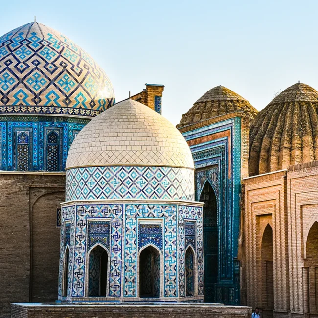 Historische Bauwerke mit gemusterten blauen Mosaikfassaden in Usbekistan.