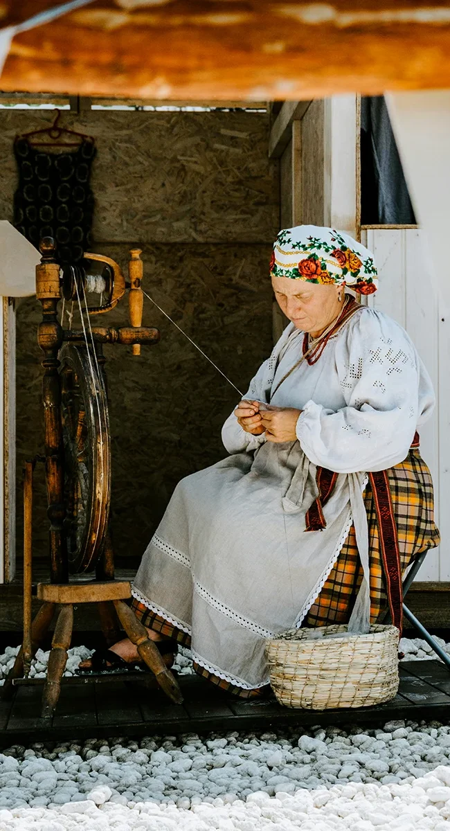 Eine Fadenspinnerin auf Zypern in einem traditionellen Gewand