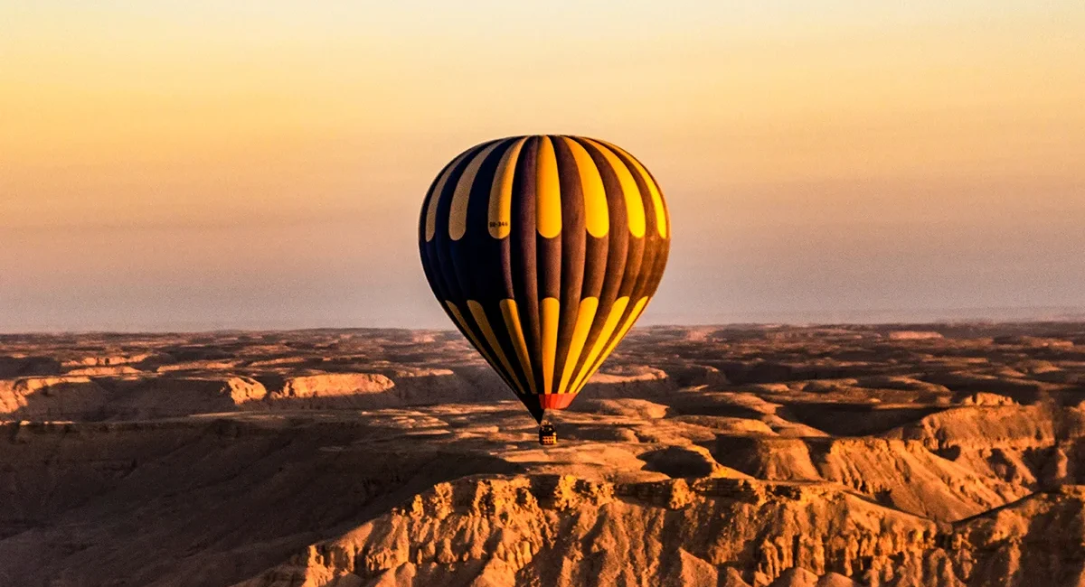 Heißluftballonfahrt über der felsige Wüste von Luxor