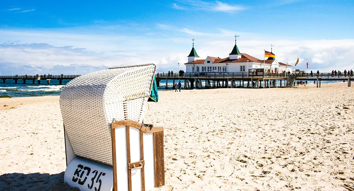 Der Strand und die Seebrücke von Ahlbeck auf der Insel Usedom an der Ostsee.