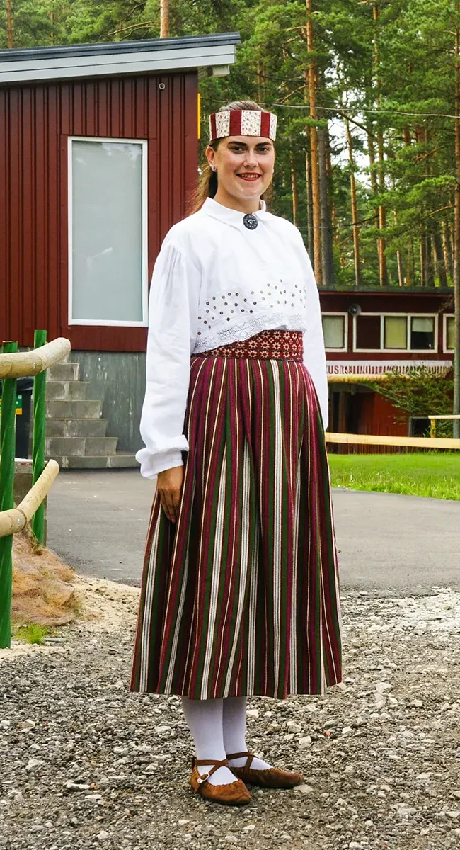 Eine einheimische Frau in traditioneller Tracht in Estland