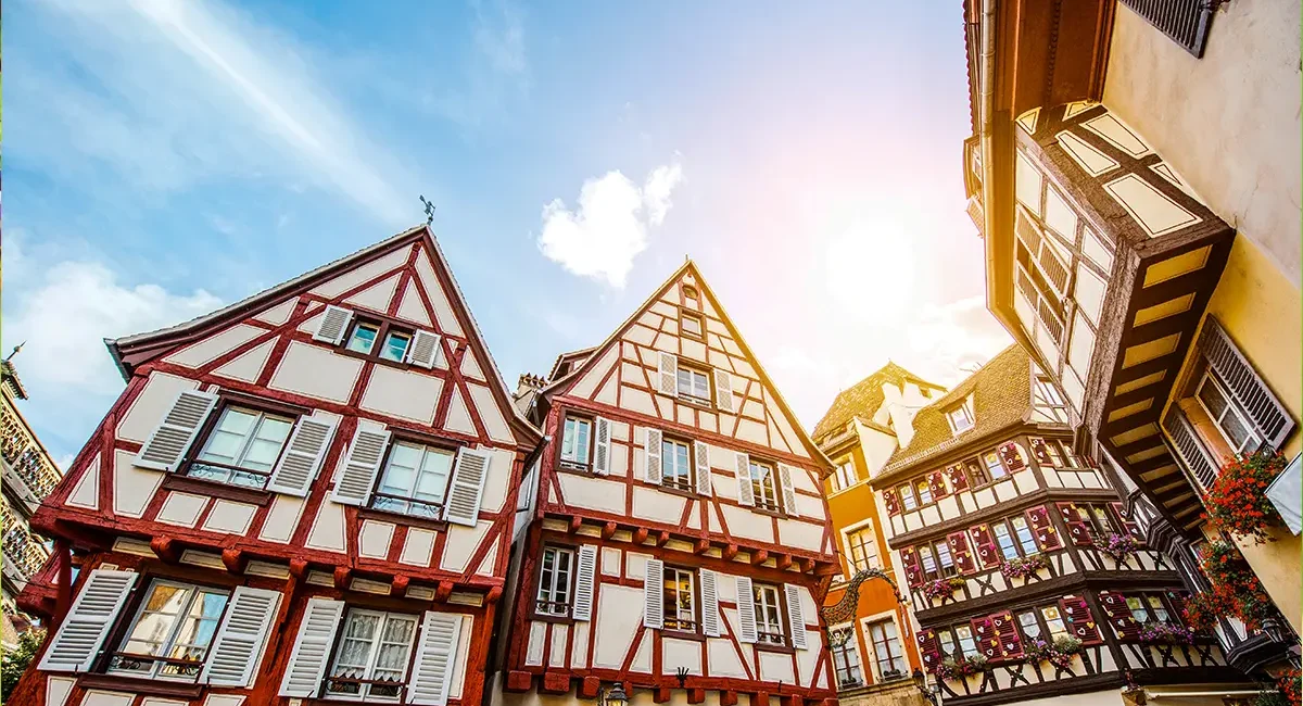 Fachwerkhäuser in der Innenstadt Colmars im Elsass in Frankreich.