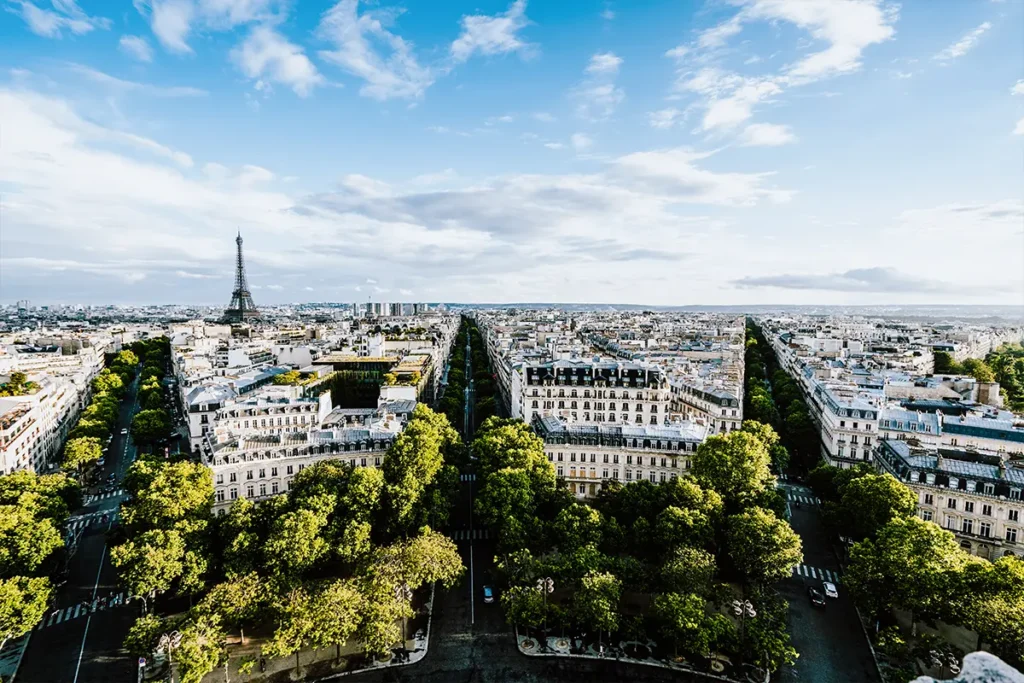 Blick auf die Innenstadt von Paris mit dem Eiffelturmim Hintergrund