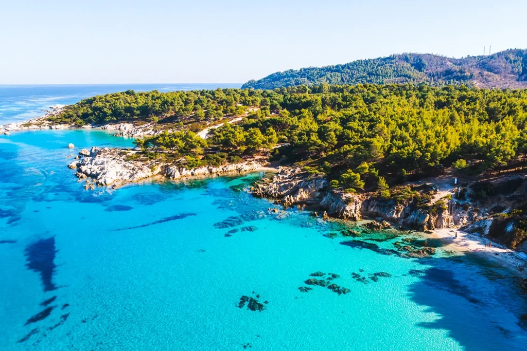 Die Insel Sithonia ist der mittlere Finger der Inselgruppe Chalkidiki in Griechenland und besticht mit türkis-blauem Wasser, steinigen Küsten und grünen Wäldern
