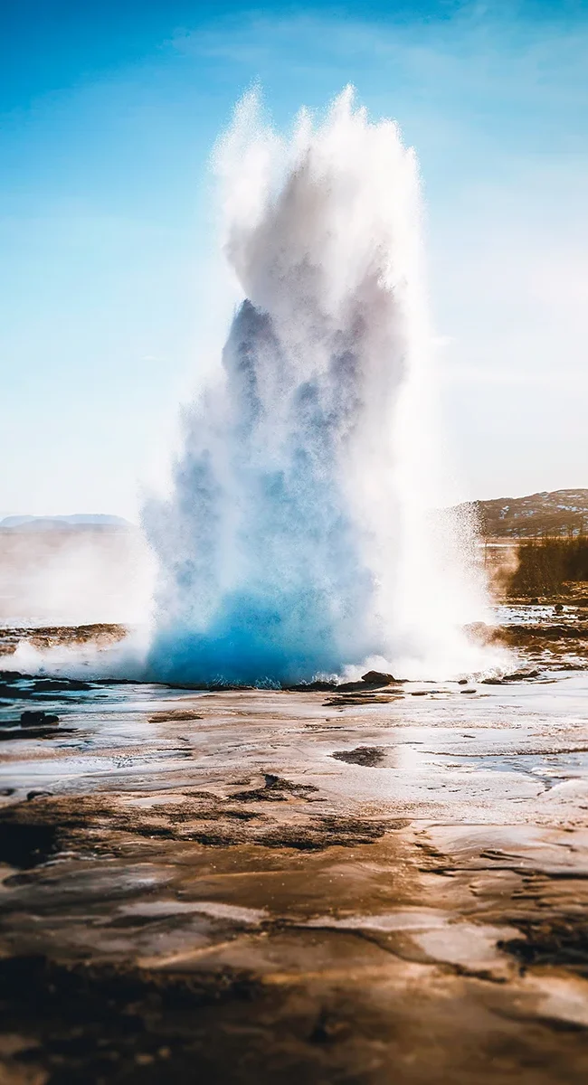 Der Geysir Strokkur in Island stößt Fontänen in die Luft
