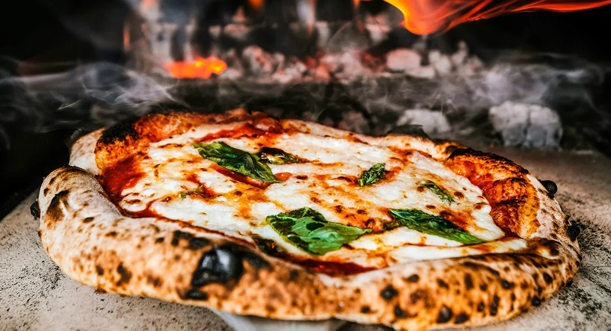Eine traditionelle italienische Pizza im Steinofen.