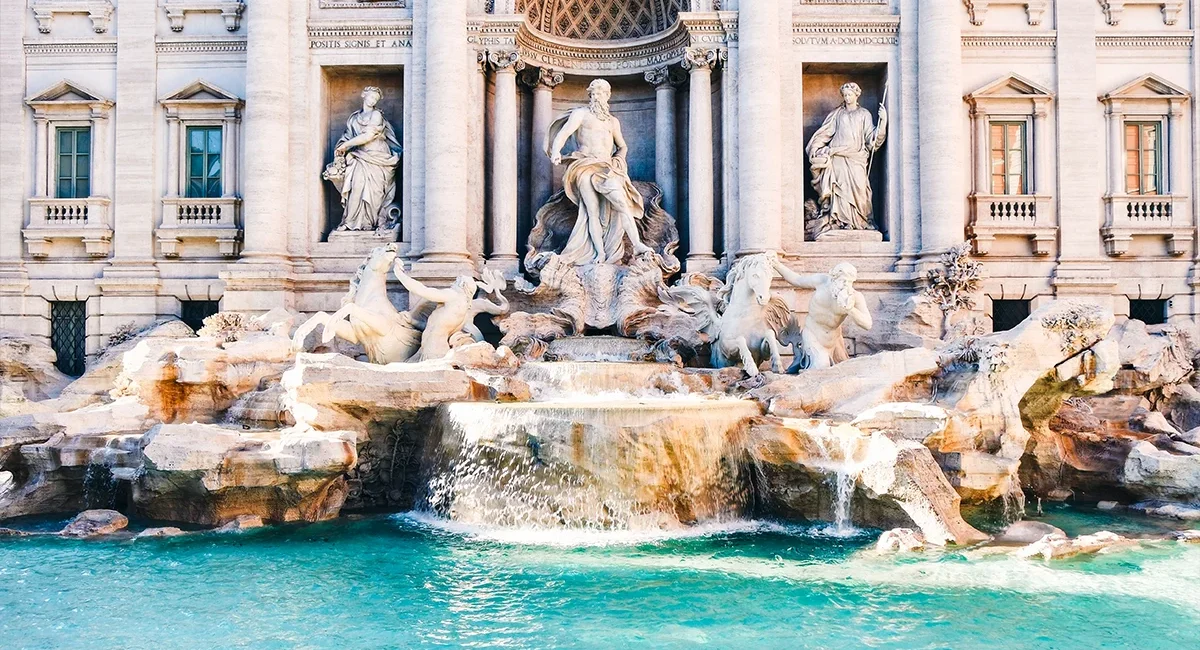 Der weltberühmte Trevi-Brunnen, ein Meisterwerk der Barockarchitektur in Rom, Italien, mit seinen beeindruckenden Statuen und dem klaren, blauen Wasser.