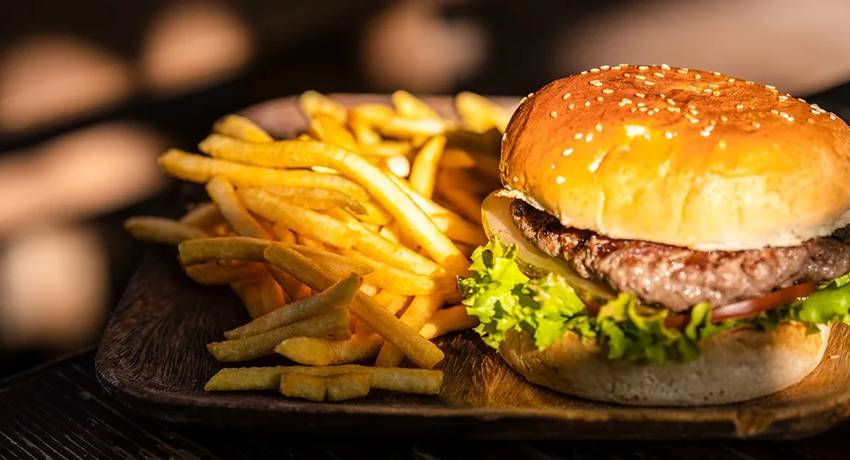 Ein typischer kanadischer Burger mit Pommes.