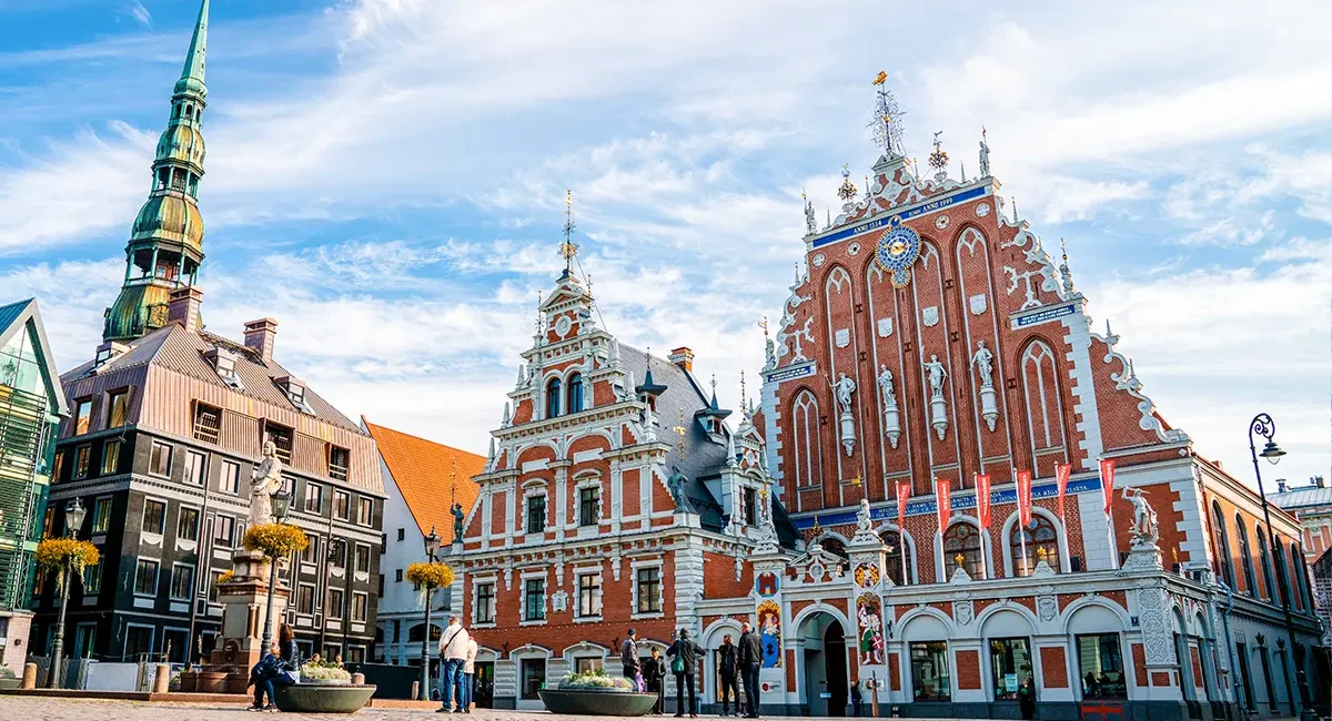 Das rote Backstein-Gebäude, das Schwarzhäupterhaus, auf dem belebten Rathausplatz in der Altstadt von Riga in Lettland.