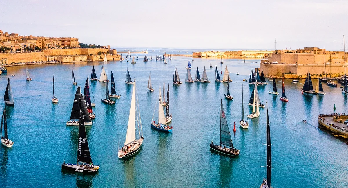 Start des Hochsee-Segelrennens mit vielen Segelbooten im Großen Hafen von Valletta, Malta.