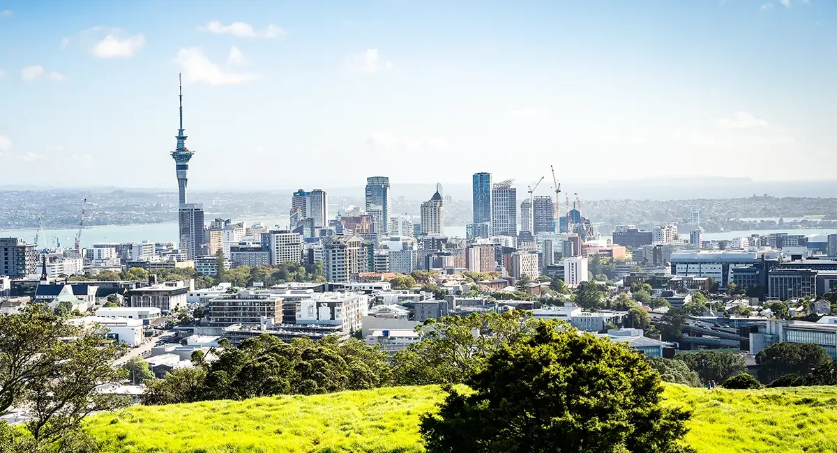 Die Skyline von Auckland, der größten Metropolregion Neuseelands.