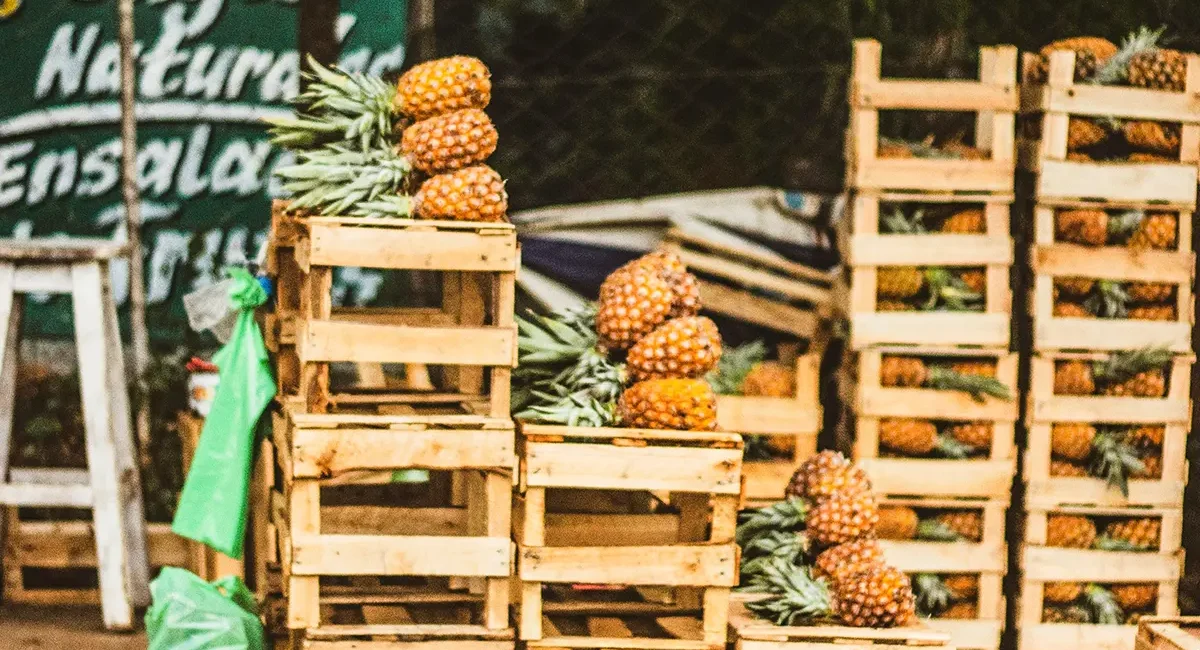 Ein Verkaufsstand in Paraguay mit vielen Kisten voller Ananas.