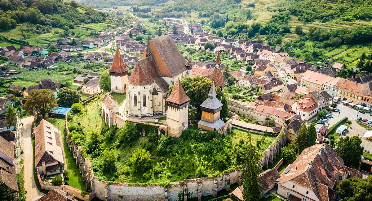 Die historische Kirchenburg Biertan in Siebenbürgen liegt über der Stadt und ist von grüner Natur umgeben.