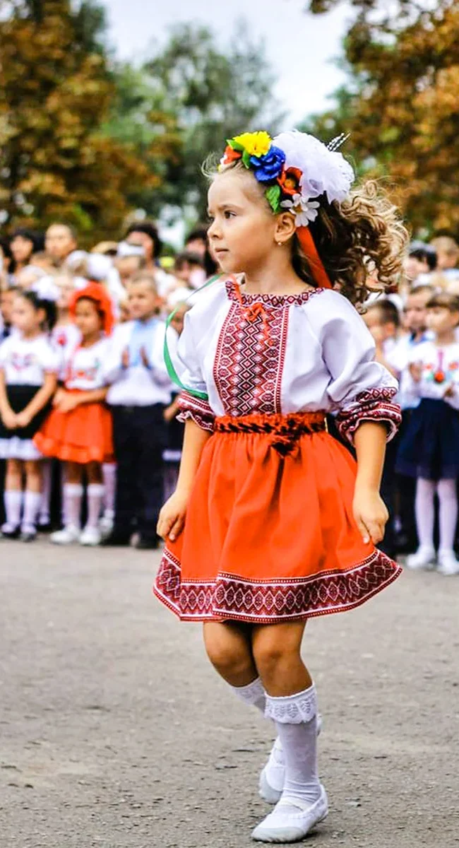 Ein kleines Mädchen bei einem Folkloreprogramm in traditioneller slowakischer Tracht.