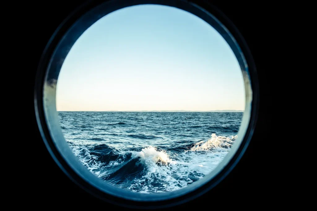 Kreuzfahrt Gruppenreise Aussicht aus dem Bullage aufs offene Meer mit Wellen
