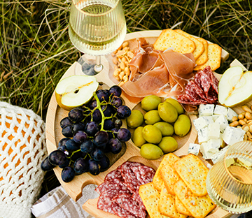 Vesperplatte und Wein auf einer Kultur- und Genussreise