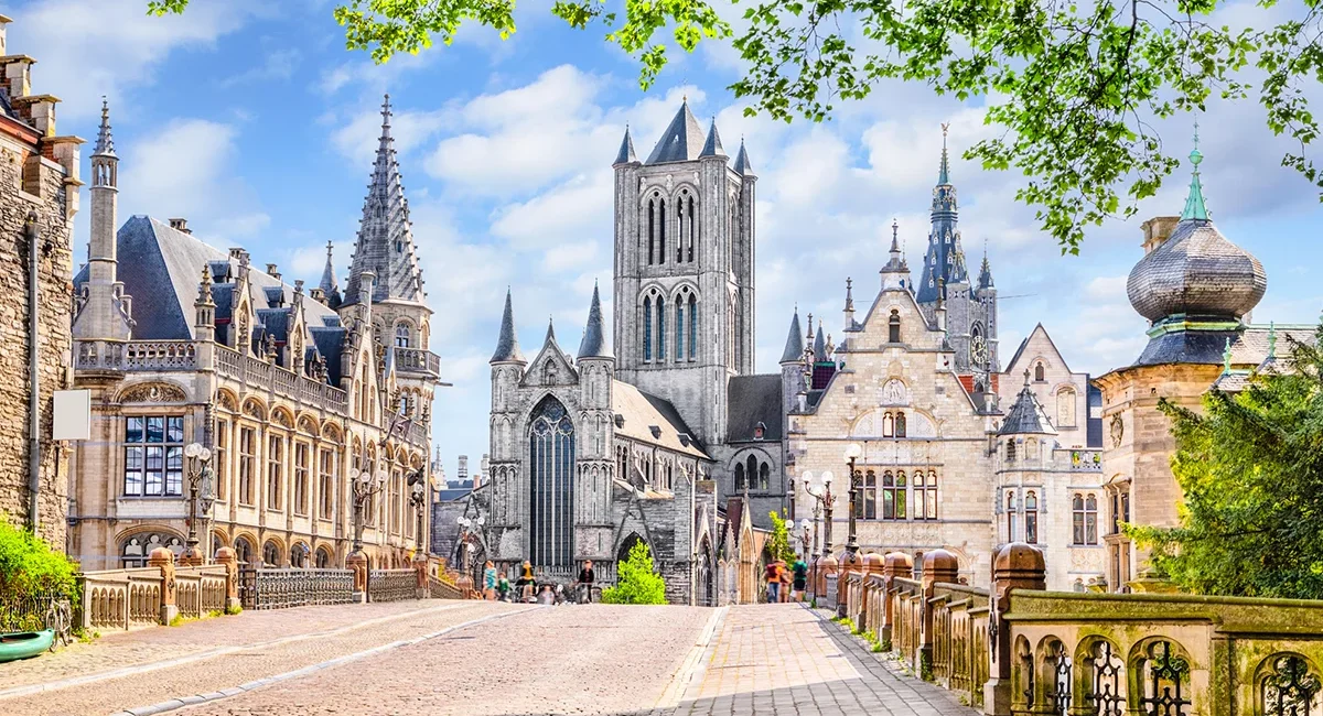 Das historische Stadtzentrum von Gent in Belgien mit Blick über die Sankt-Michael-Brücke im Sommer.