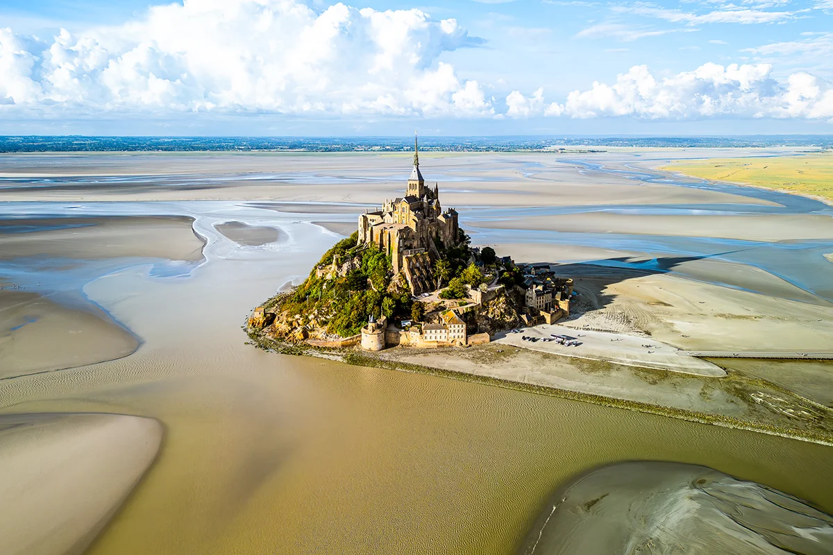 Der weltberühmte Klosterberg Le Mont-Saint-Michel in der Normandie, Frankreich bei Ebbe.