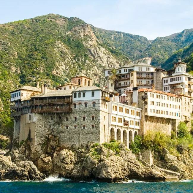 Das Kloster Gregoriou am Berg Athos direkt an der Küste auf der Halbinsel Chalkidiki in Griechenland.
