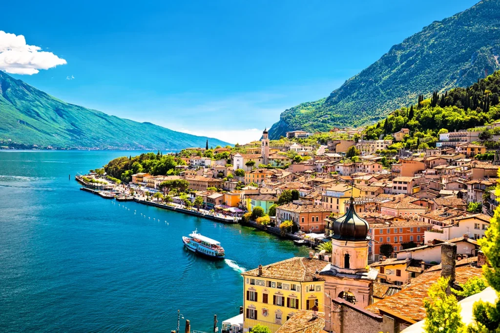 Der Ort Limone sul Garda mit seinen farbigen Häusern am Ufer des Gardasees an einem Sommertag.