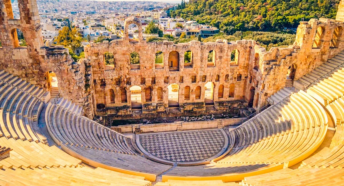 Das antike Odeon des Herodes Atticus, ein gut erhaltenes steinernes Freilufttheater am Fuße der Akropolis in Athen, Griechenland, vor dem Hintergrund der modernen Stadt.