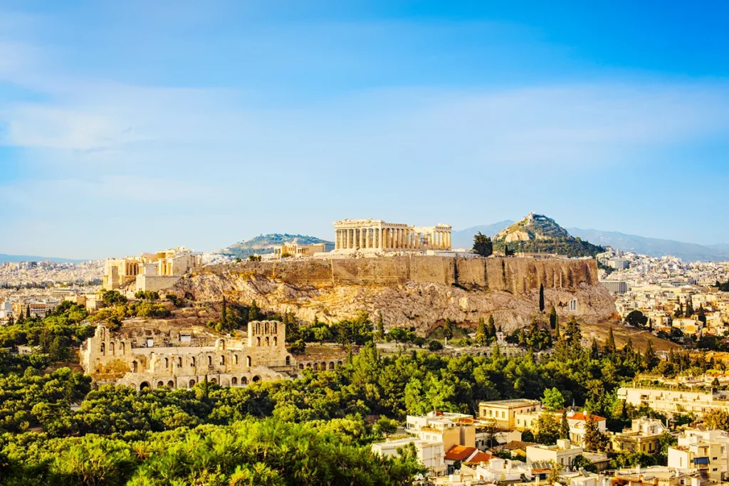 Die antike Akropolis von Athen, die mit dem markanten Parthenon-Tempel majestätisch auf einem Felsen über der griechischen Hauptstadt thront.