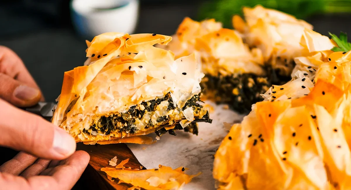 Ein Spanakopita, ein klassischer griechischer Spinatkuchen aus Blätterteig.