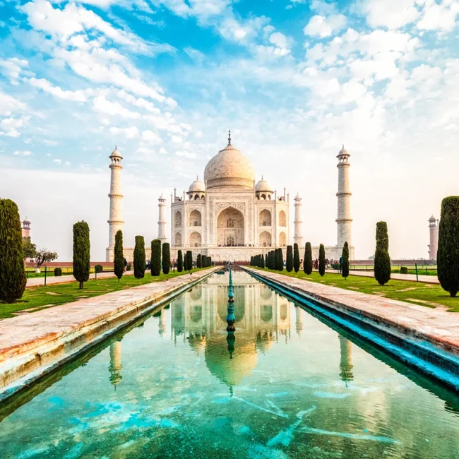 Der symmetrische Taj Mahal aus weißem Mamor, ein weltberühmtes Mausoleum in Agra, Indien.