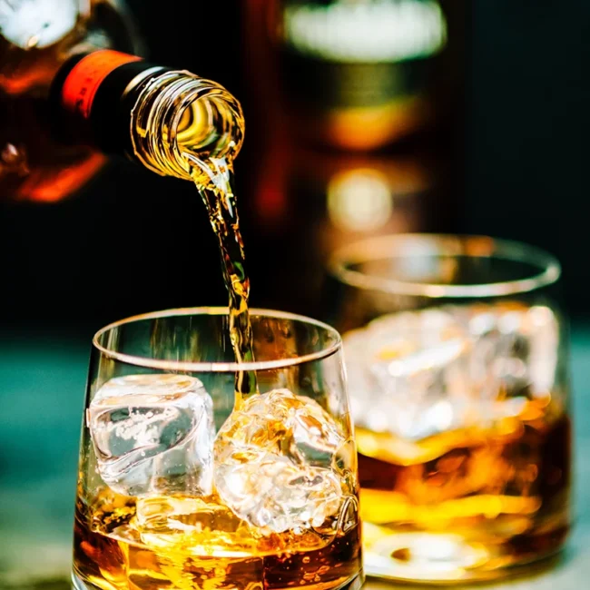 Zwei Gläser irischer Whisky auf Eis.